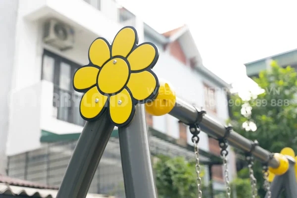 chi tiết trang trí bông hoa trên xích đu